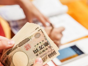 親から子への家族間贈与にも贈与税がかかる　かからない方法も解説